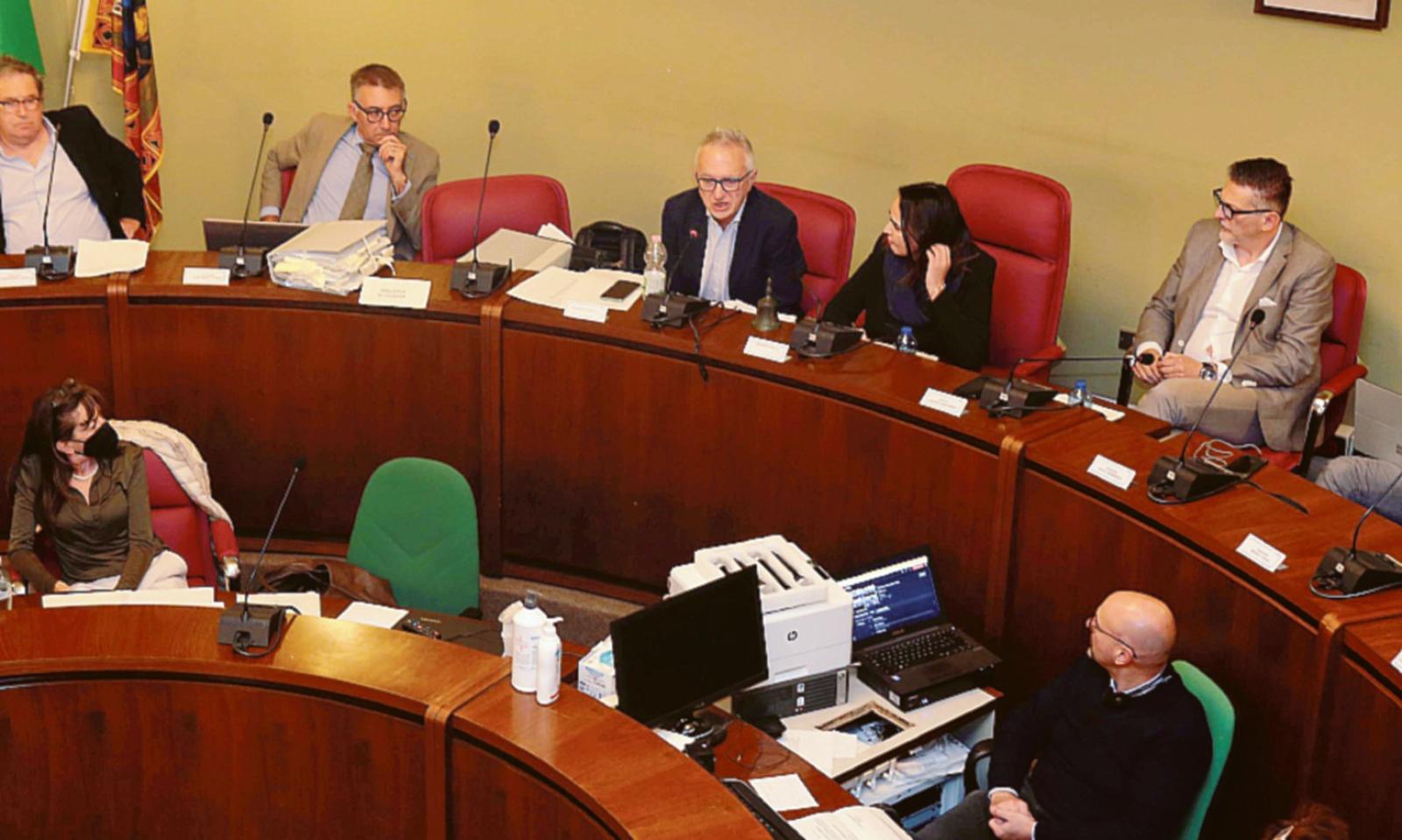 Crisi Iras, un consiglio comunale a rischio capestro