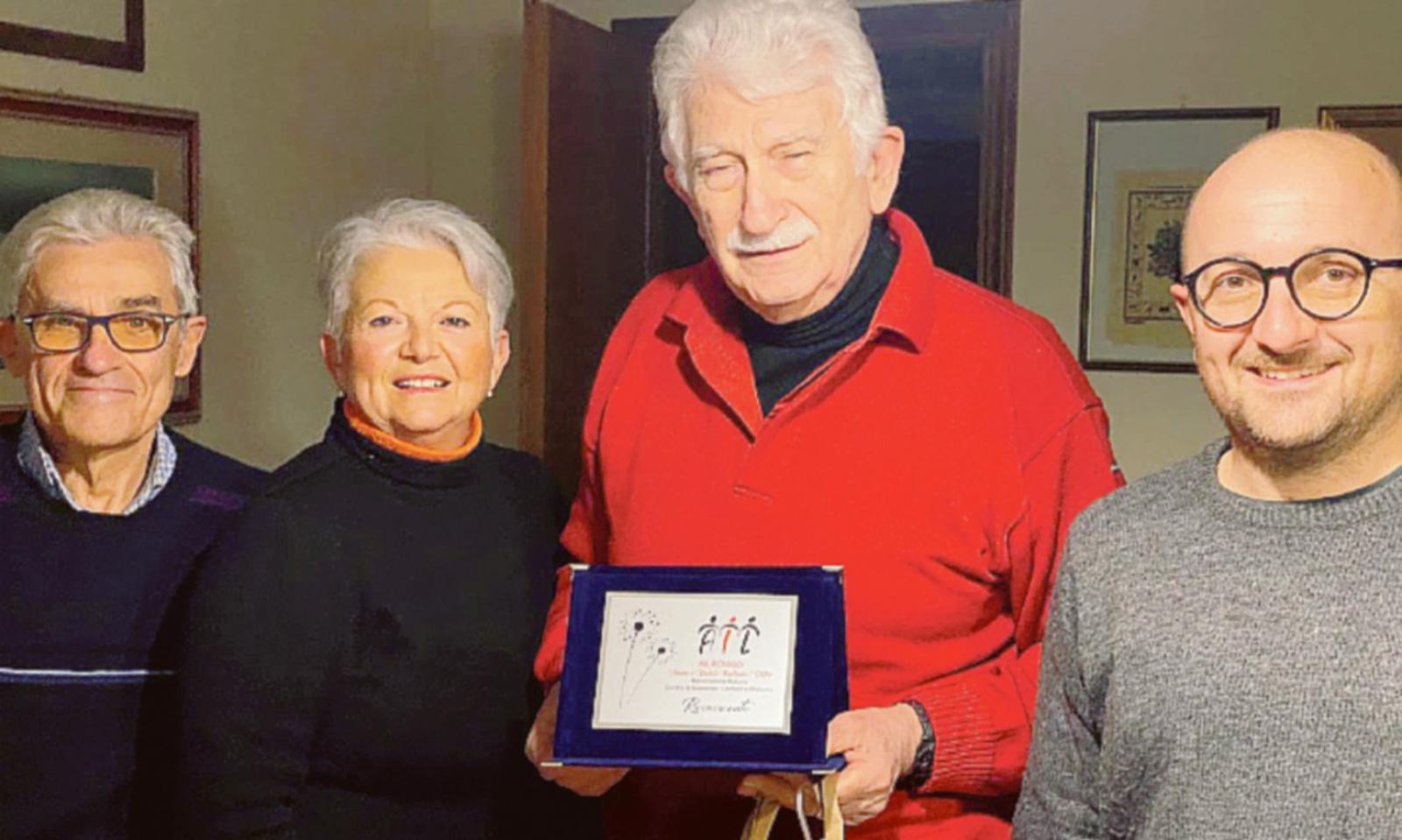 Targa e stella di Natale come omaggio a Giordano Braga