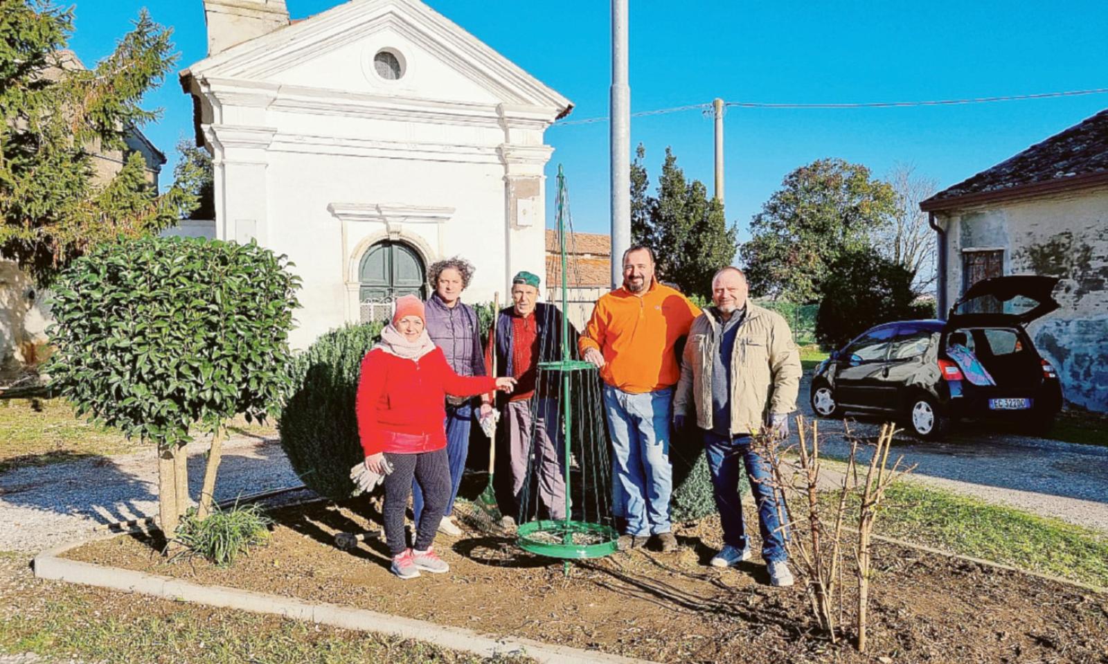 Un albero con materiale di riciclo