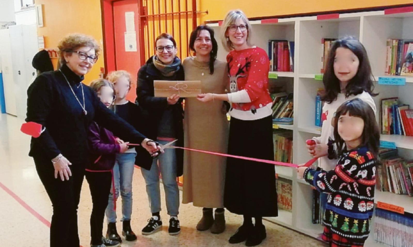 Biblioteca pi&ugrave; ricca, coi genitori