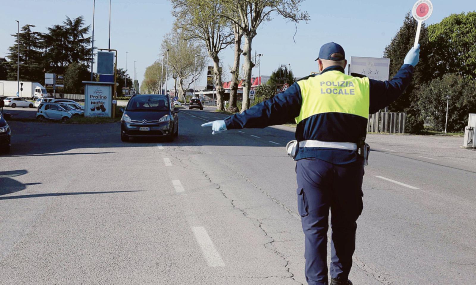 Vigili, uffici aperti solo due giorni per avere pi&ugrave; uomini sulle strade