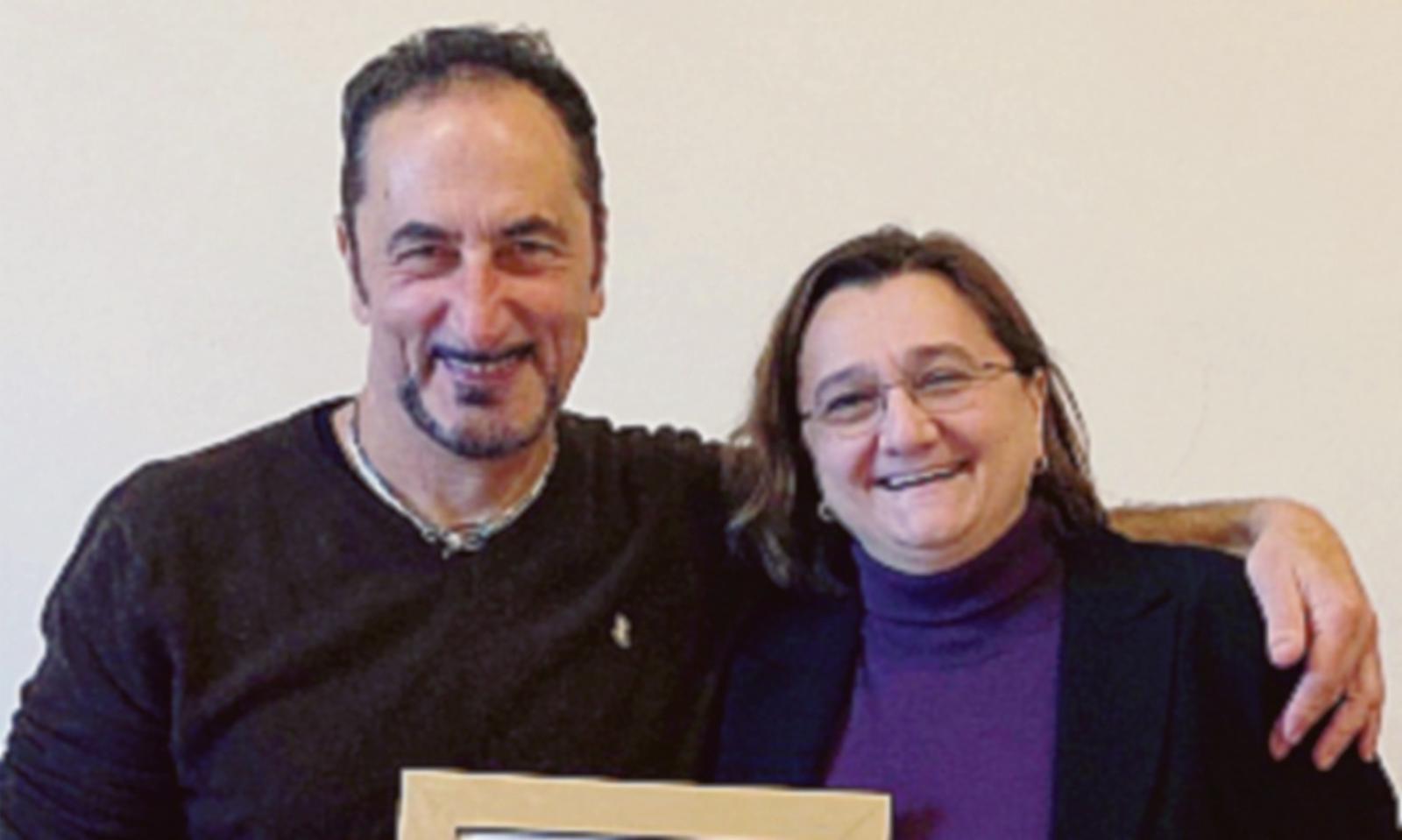 Il paese abbraccia il suo tuttofare