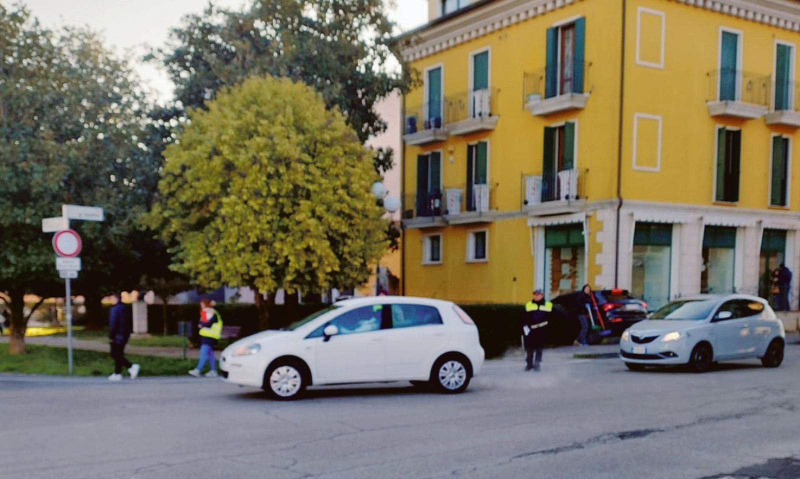 "Vigili mandati in strada a fare sondaggi"