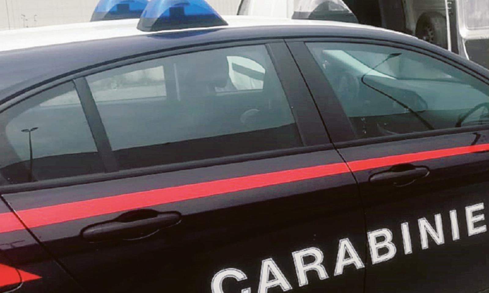 Prende il bancario a pugni in faccia