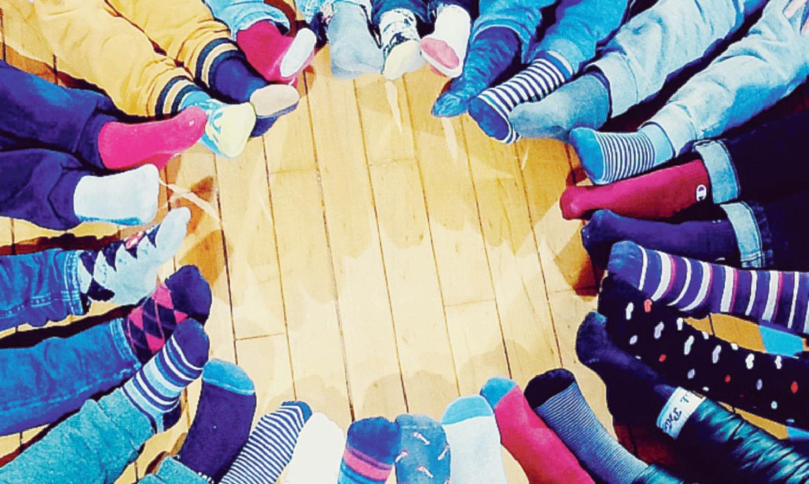 Un cerchio di calzini spaiati