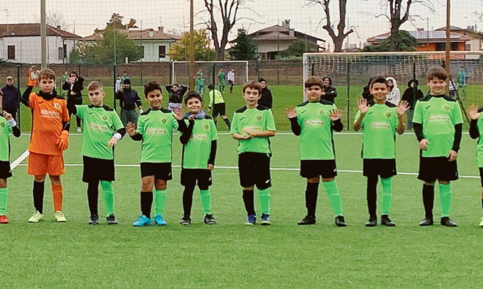 Tutti in campo coi calzini spaiati