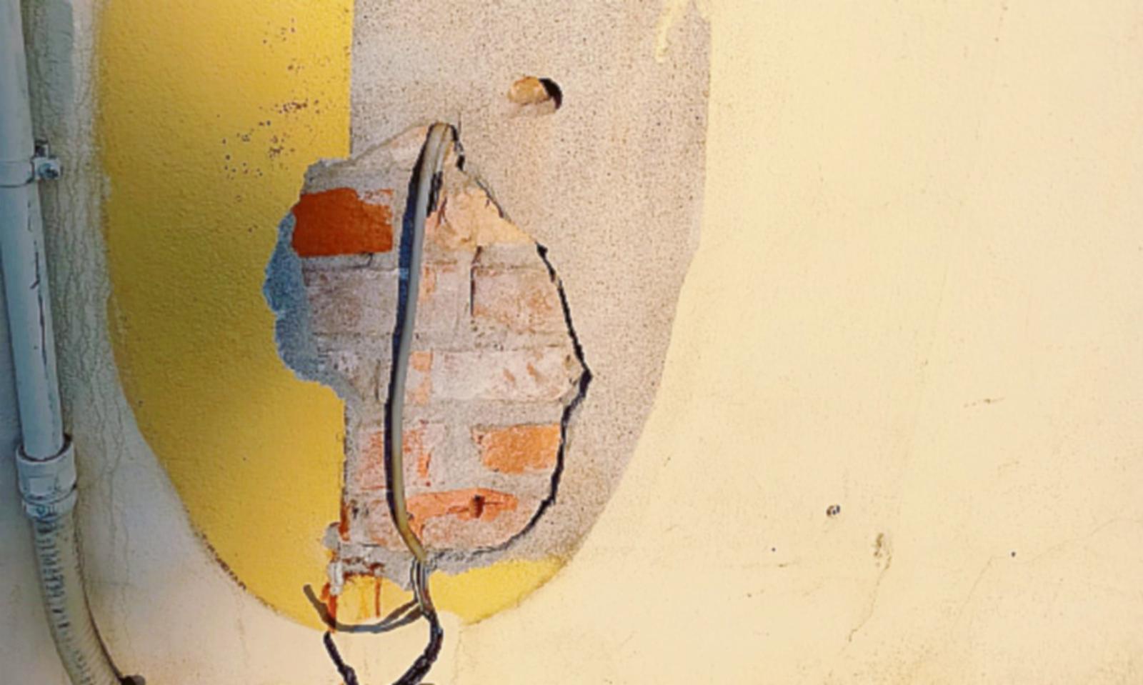 Gli idioti devastano la stazione