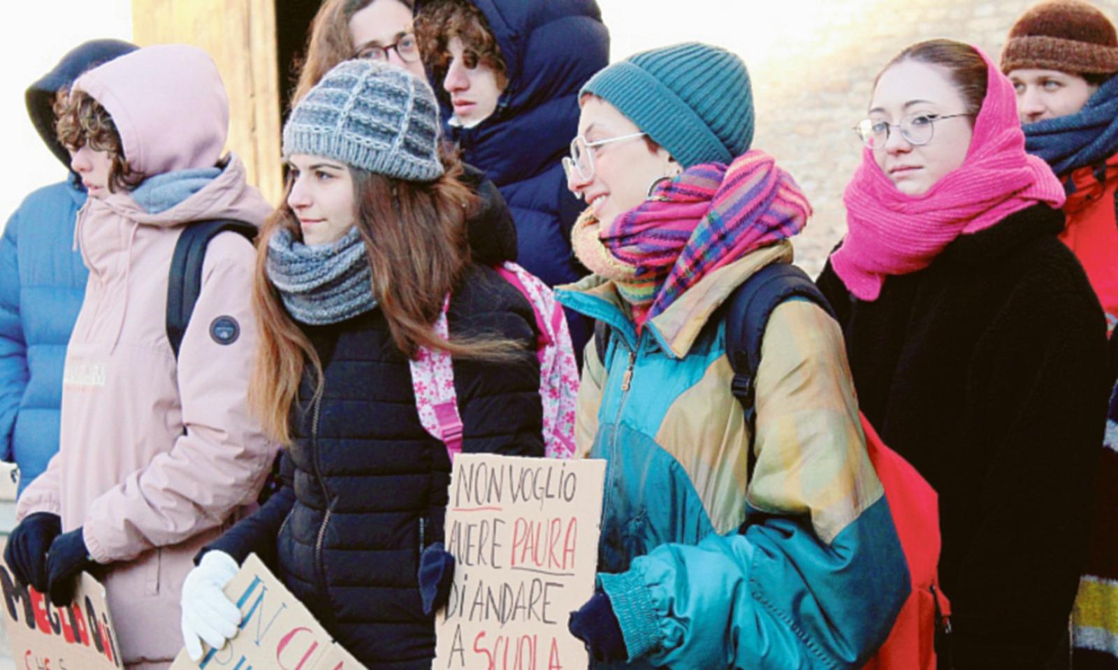 "Piove in classe", gli studenti scioperano e scendono in piazza