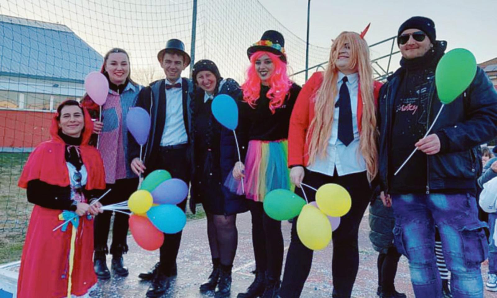 Le maschere sfilano per il centro del paese 