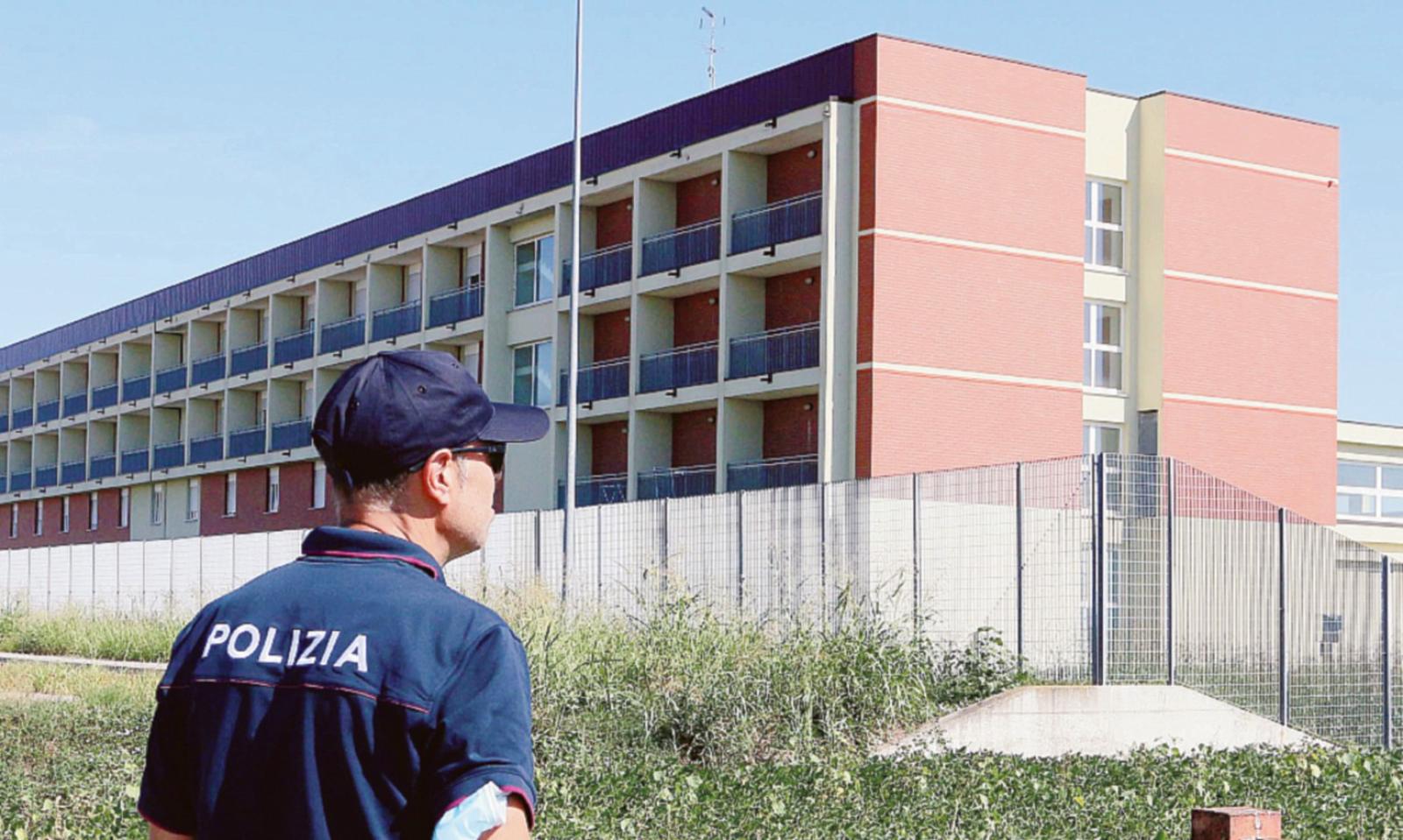 Il medico del carcere preso a sputi: "Serve personale"