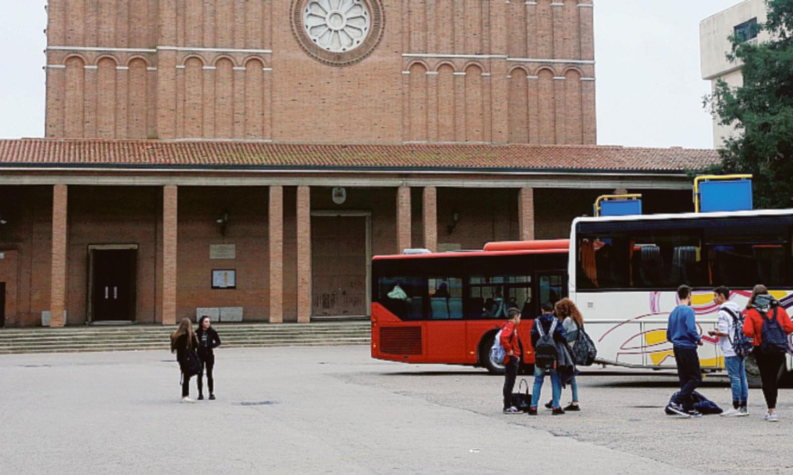 "Via le corriere dalla chiesa"