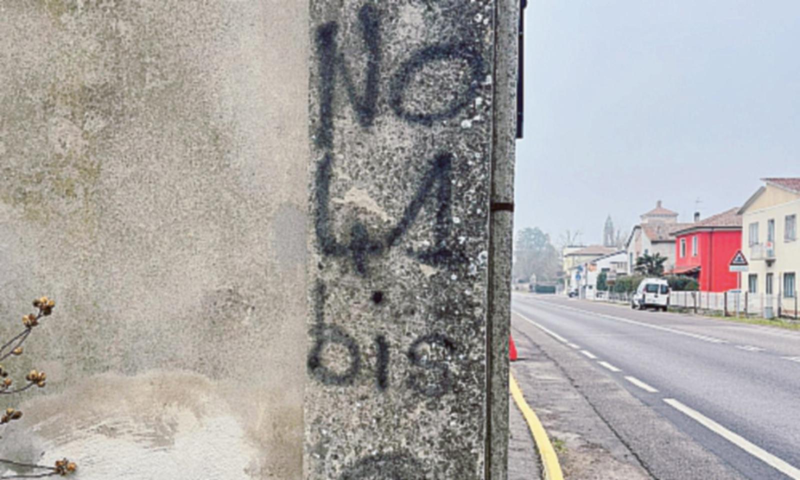 Scritte anarchiche sulla cabina