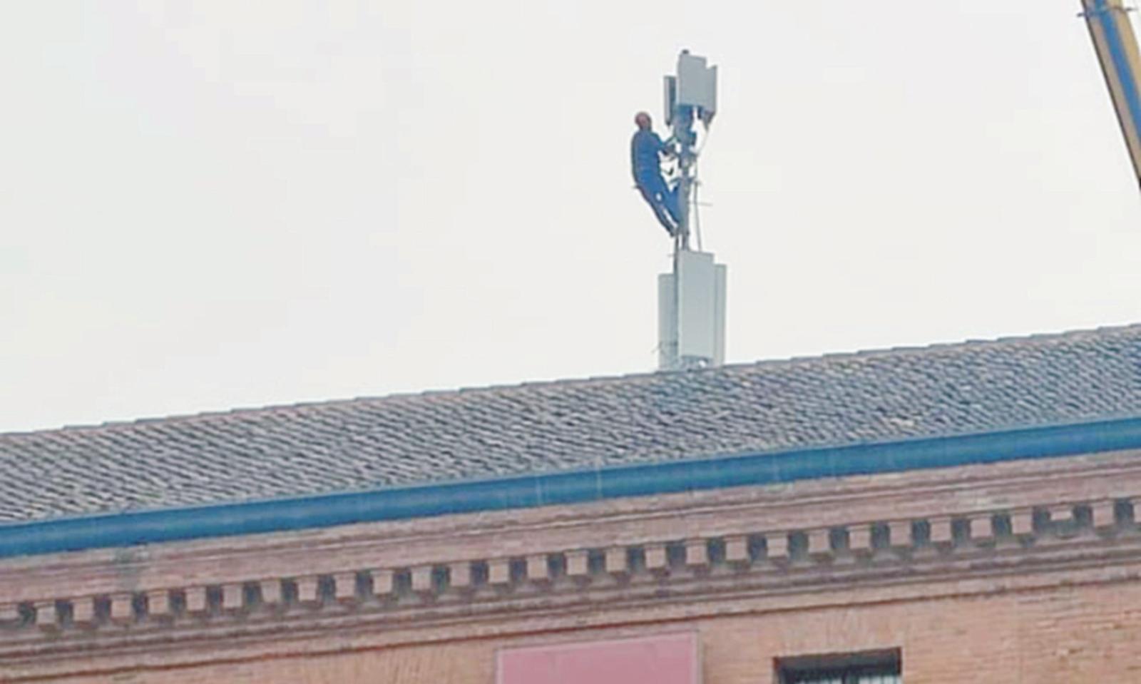 Una grande antenna  "deturpa&rdquo; la piazza