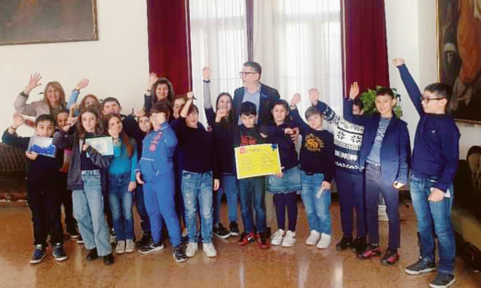 I bimbi donano a Gaffeo le regole delle parole non ostili