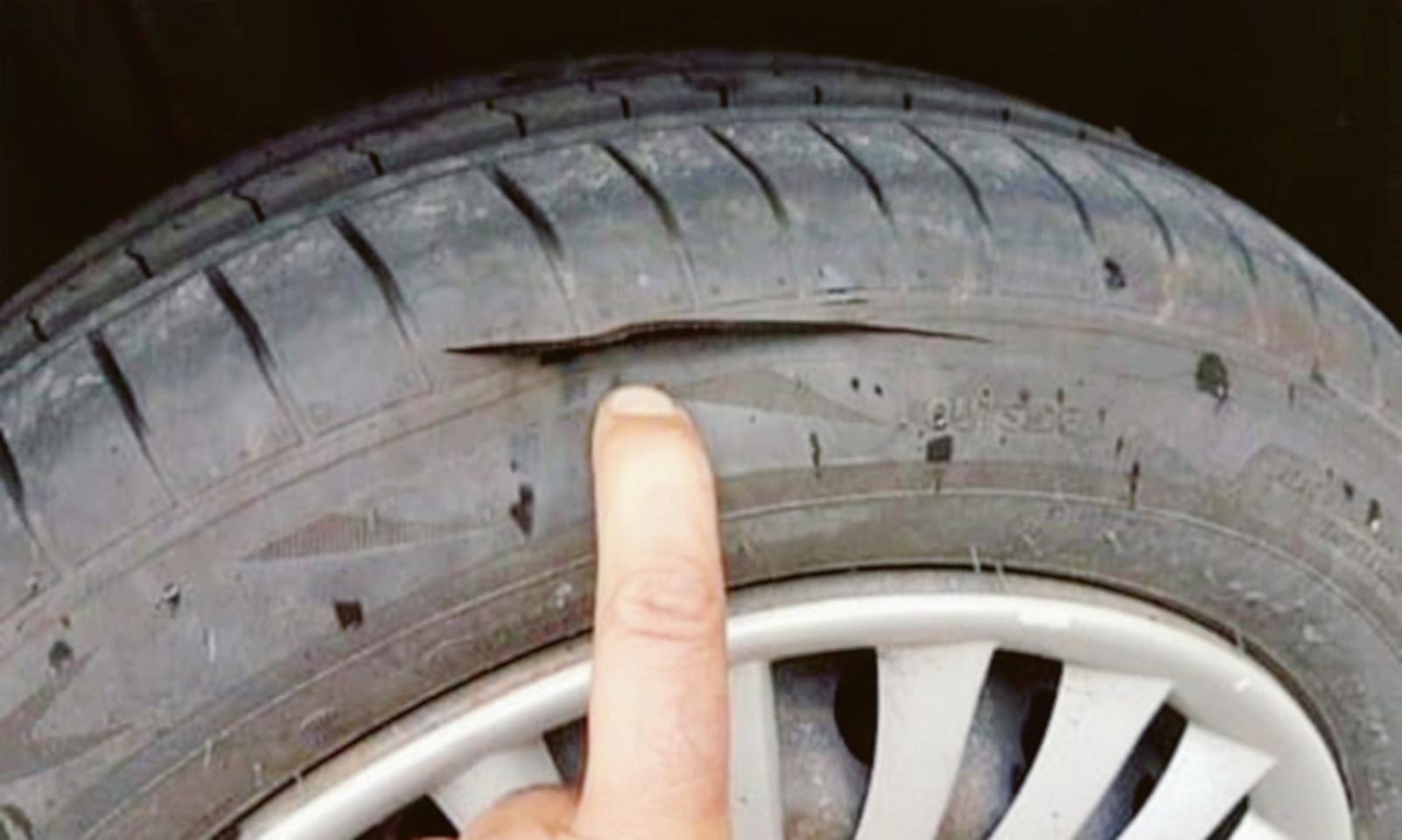 C'&egrave; un pazzo che taglia le gomme a tutti