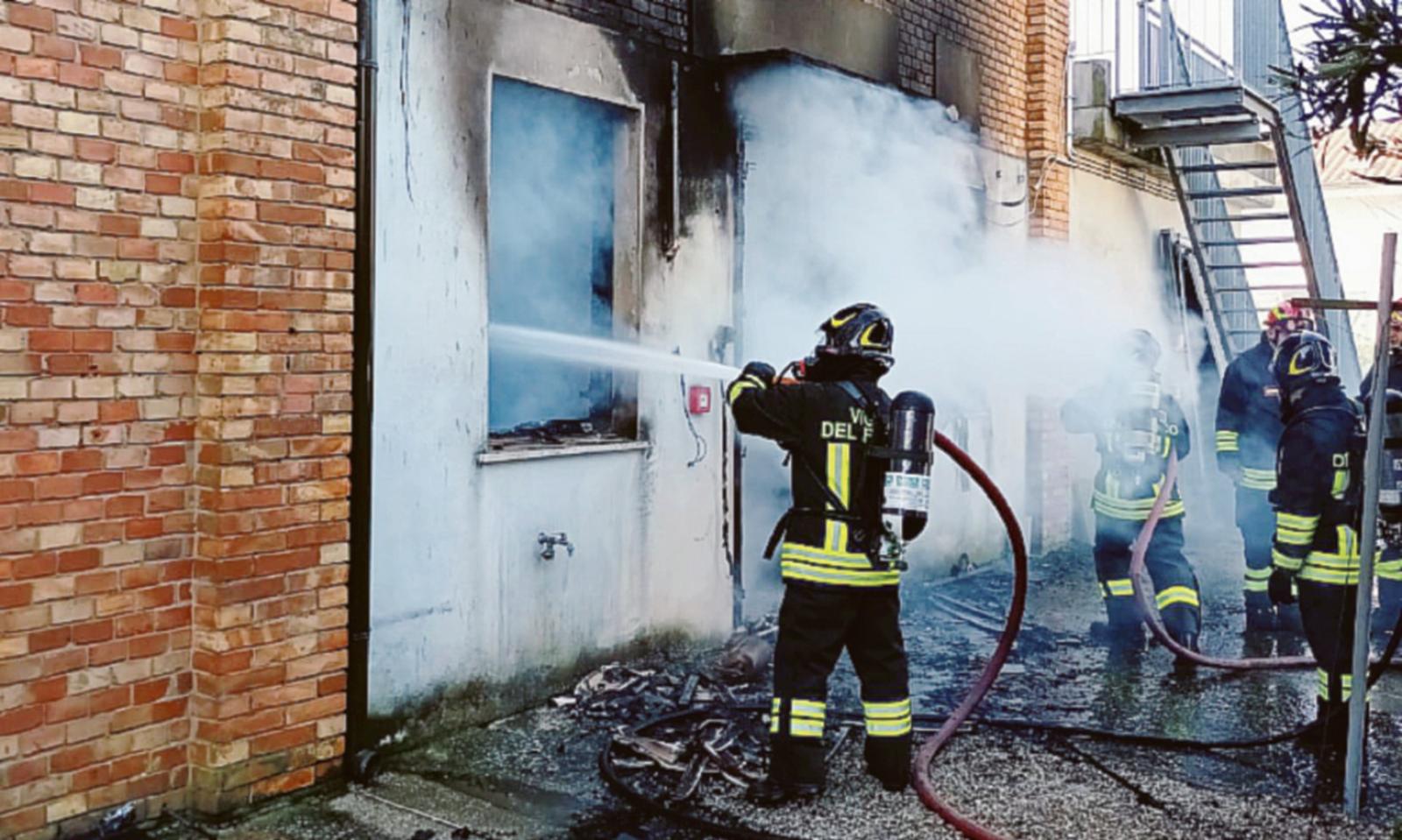 Fiamme al teatro, i danni sono pesanti