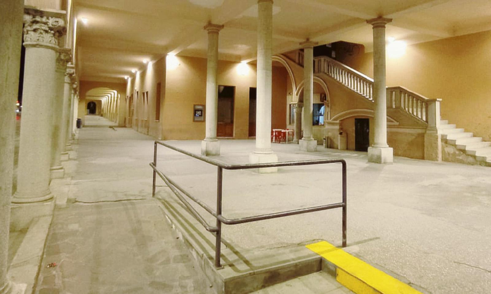 Mercato coperto invaso dai piccioni: ora basta