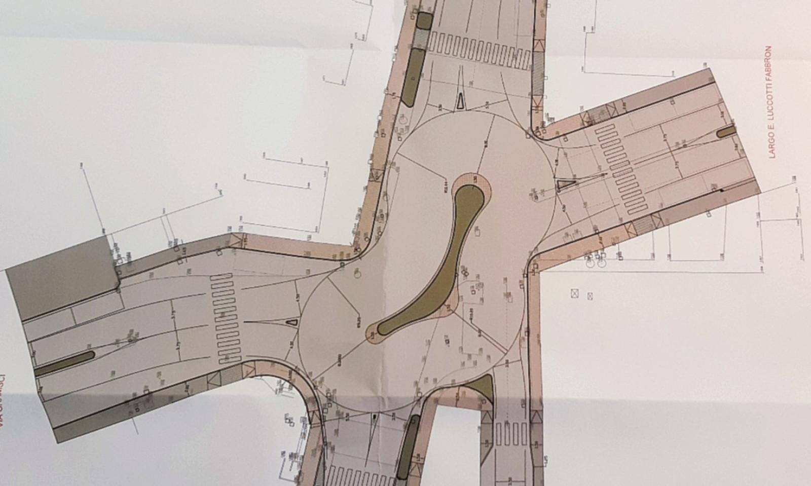 Al ponte del semaforo da Ponta una "strana" rotatoria