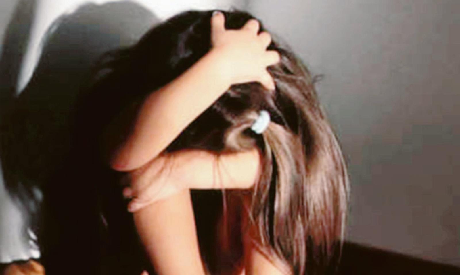 Bimba in vacanza dai nonni abusata pi&ugrave; volte dallo &ldquo;zio&rdquo;