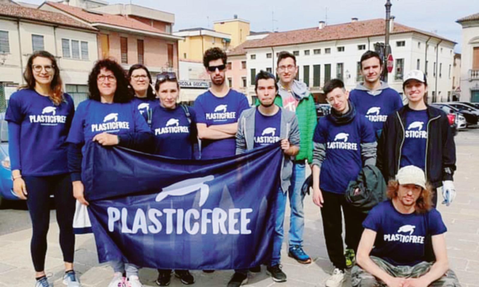 Il centro citt&agrave; &egrave; ricoperto di mozziconi