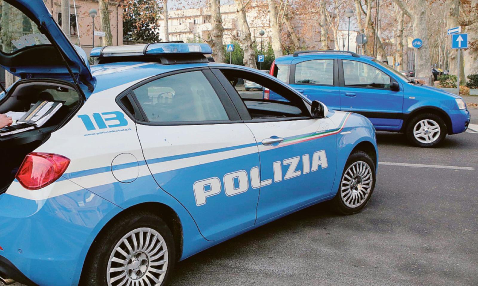 Le scoppia una gomma. "Ero disperata, aiutata da due poliziotti&rdquo;