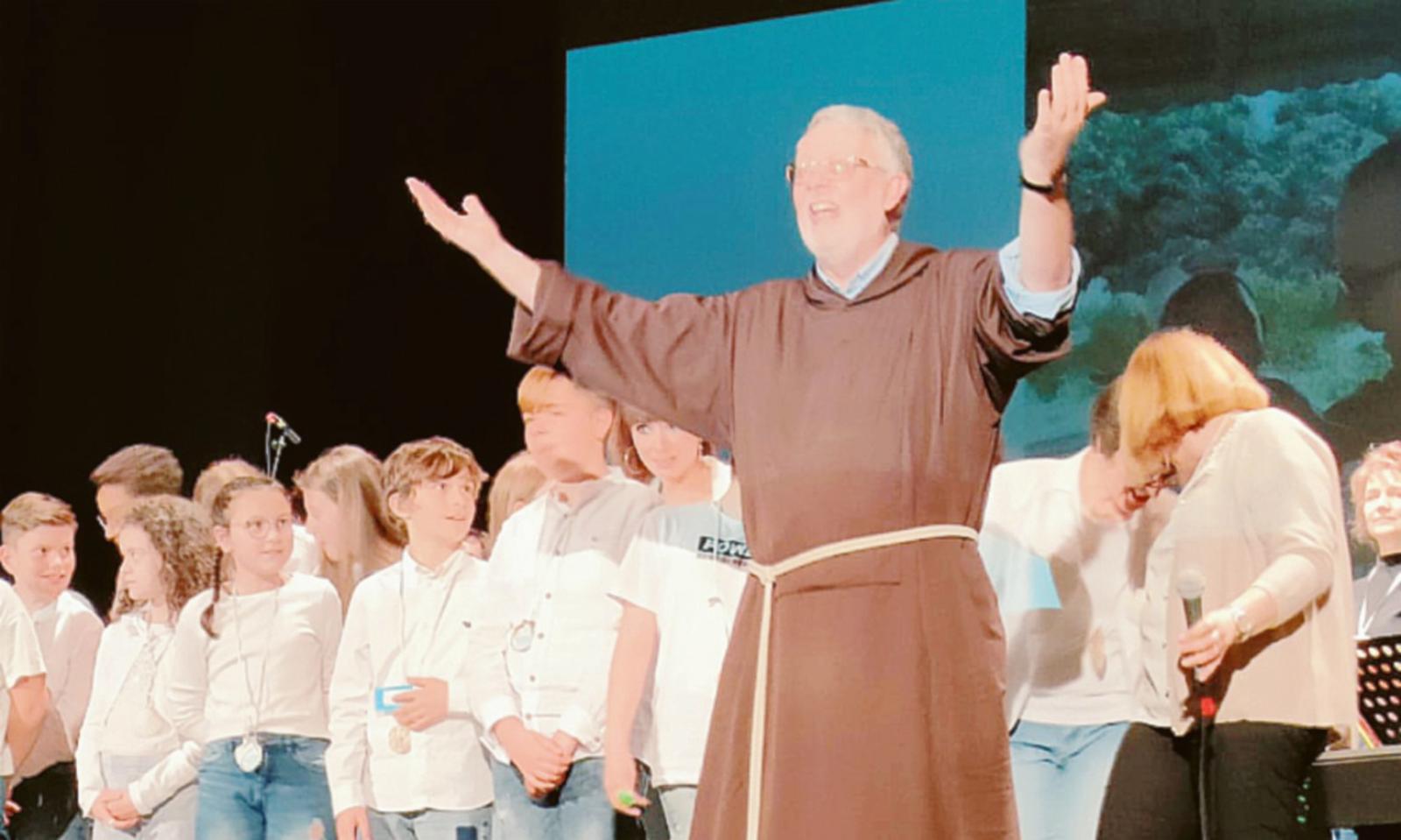 Seimila euro in beneficenza