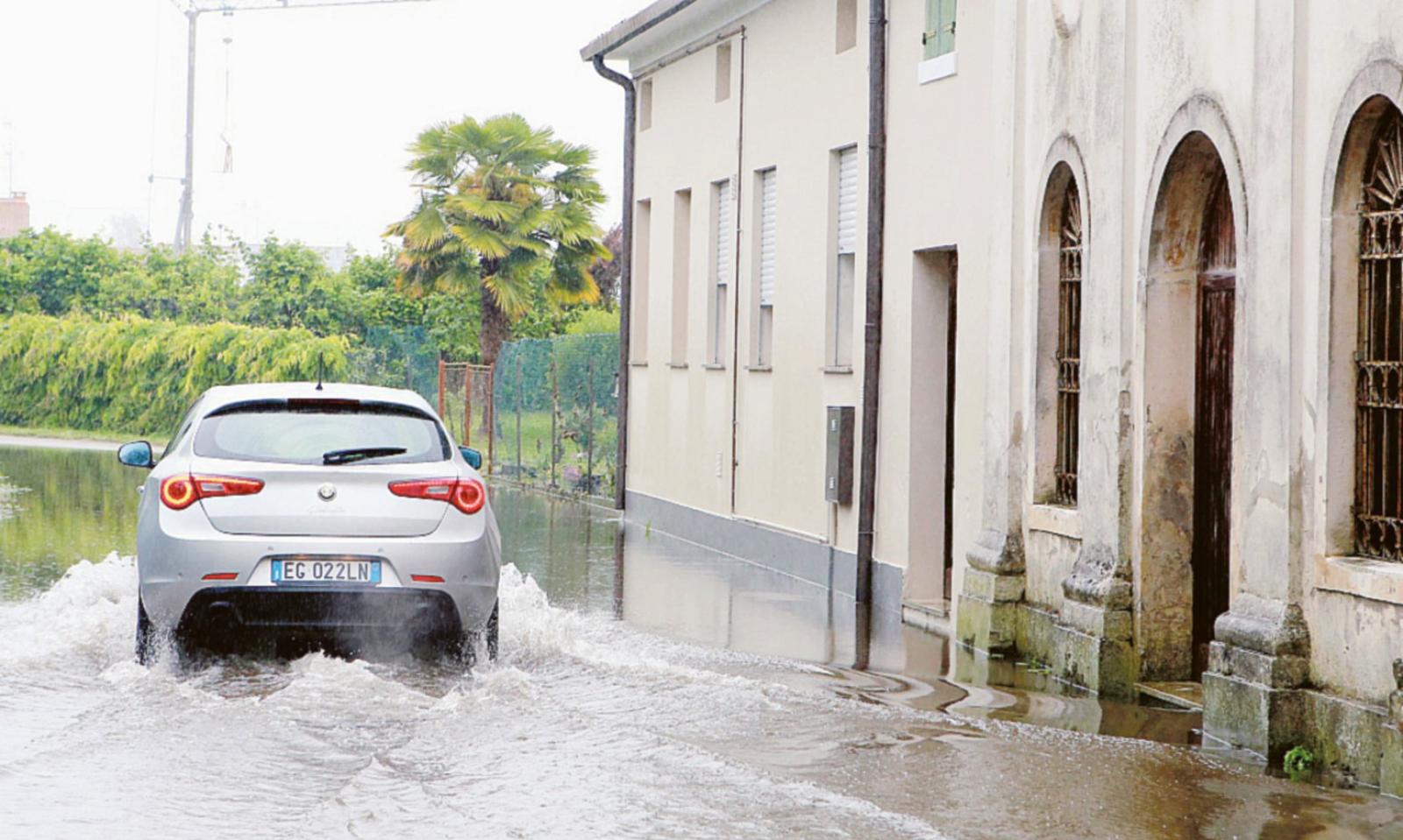 &ldquo;Basta allagamenti&rdquo;. Insorge via Stacche