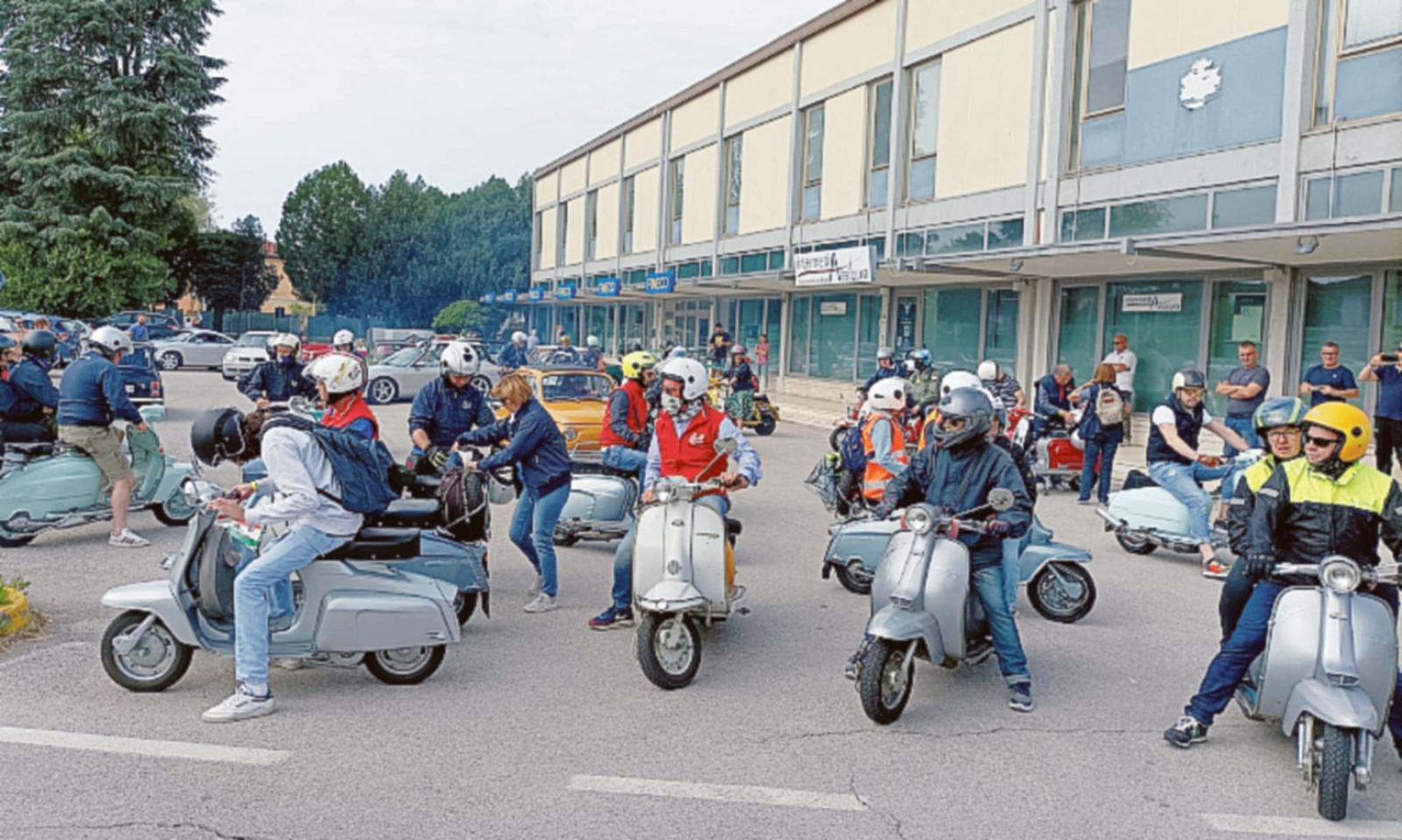 Auto e moto storiche in un carosello nel territorio