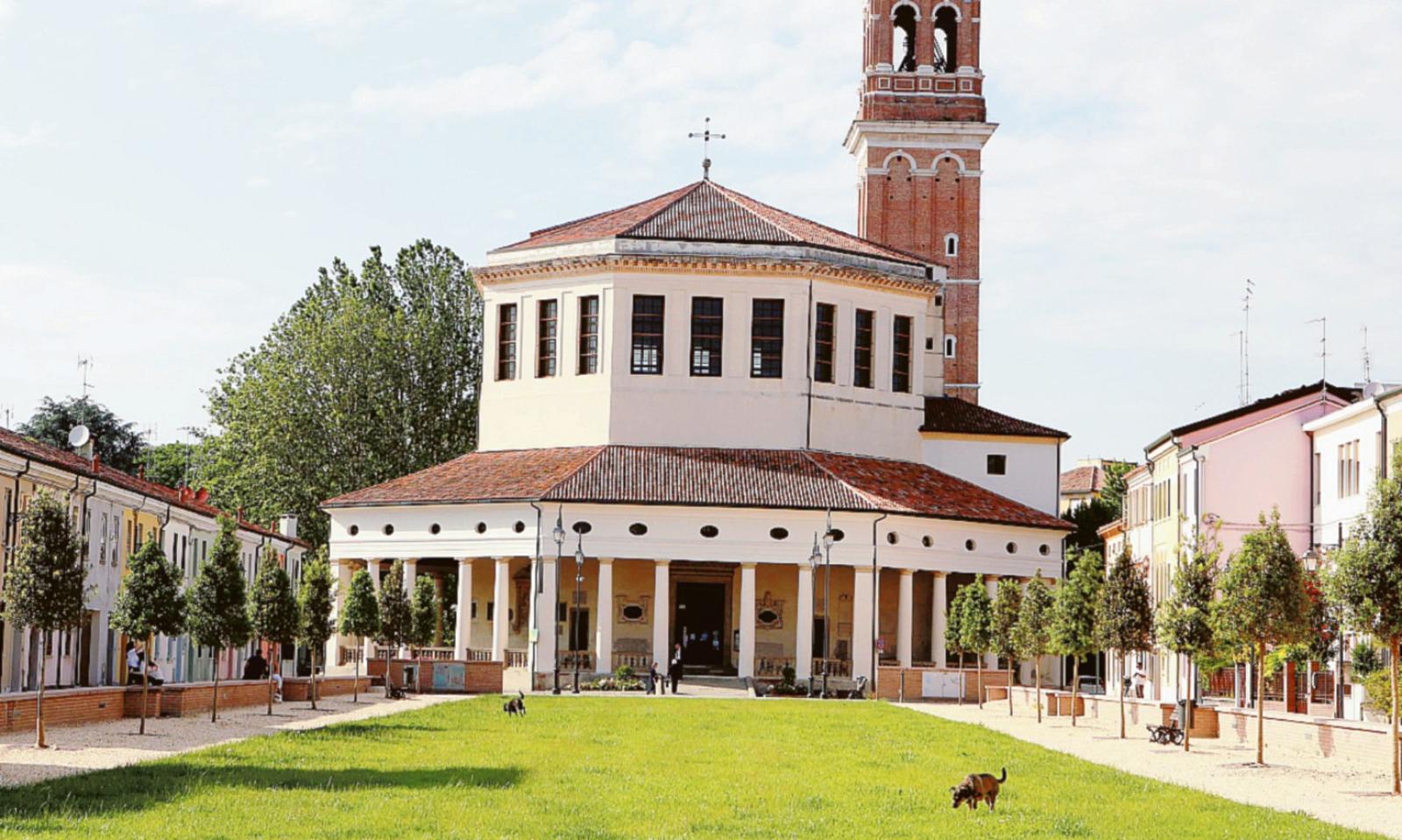 Piazza a lucido tra lecci, rose e prato