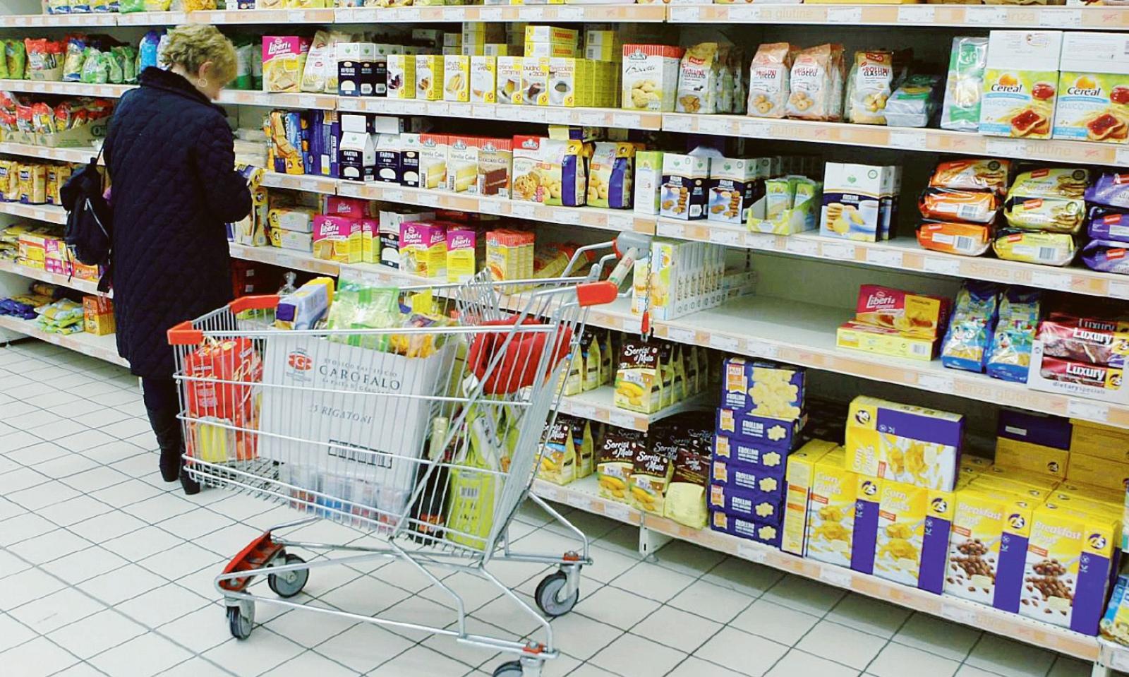 Prezzi, botta da 1600 euro a famiglia