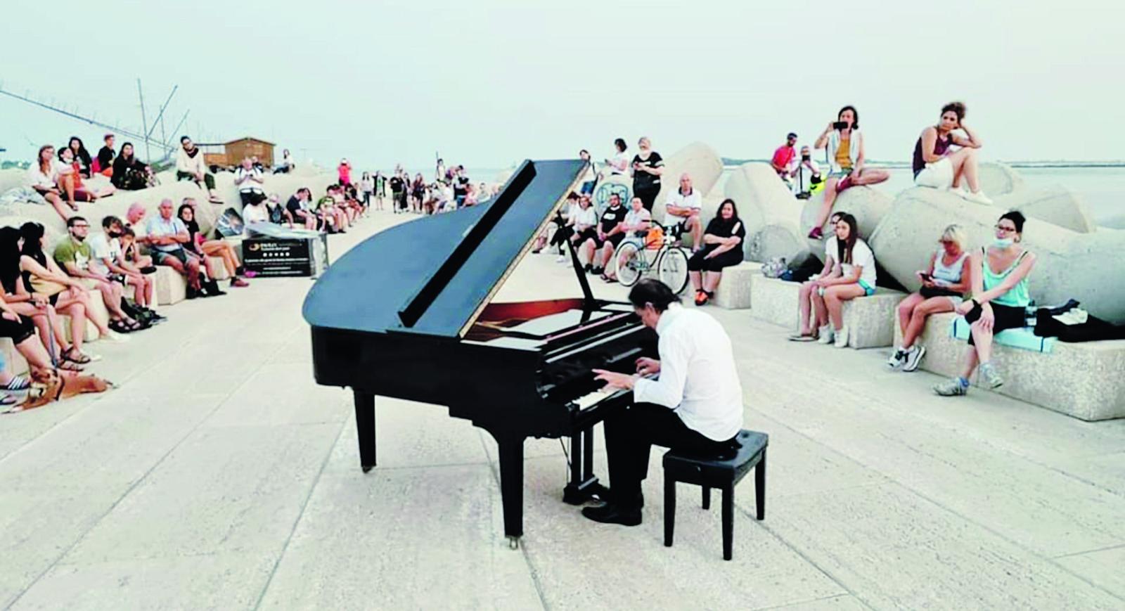 Il pianista fuori posto. E non solo