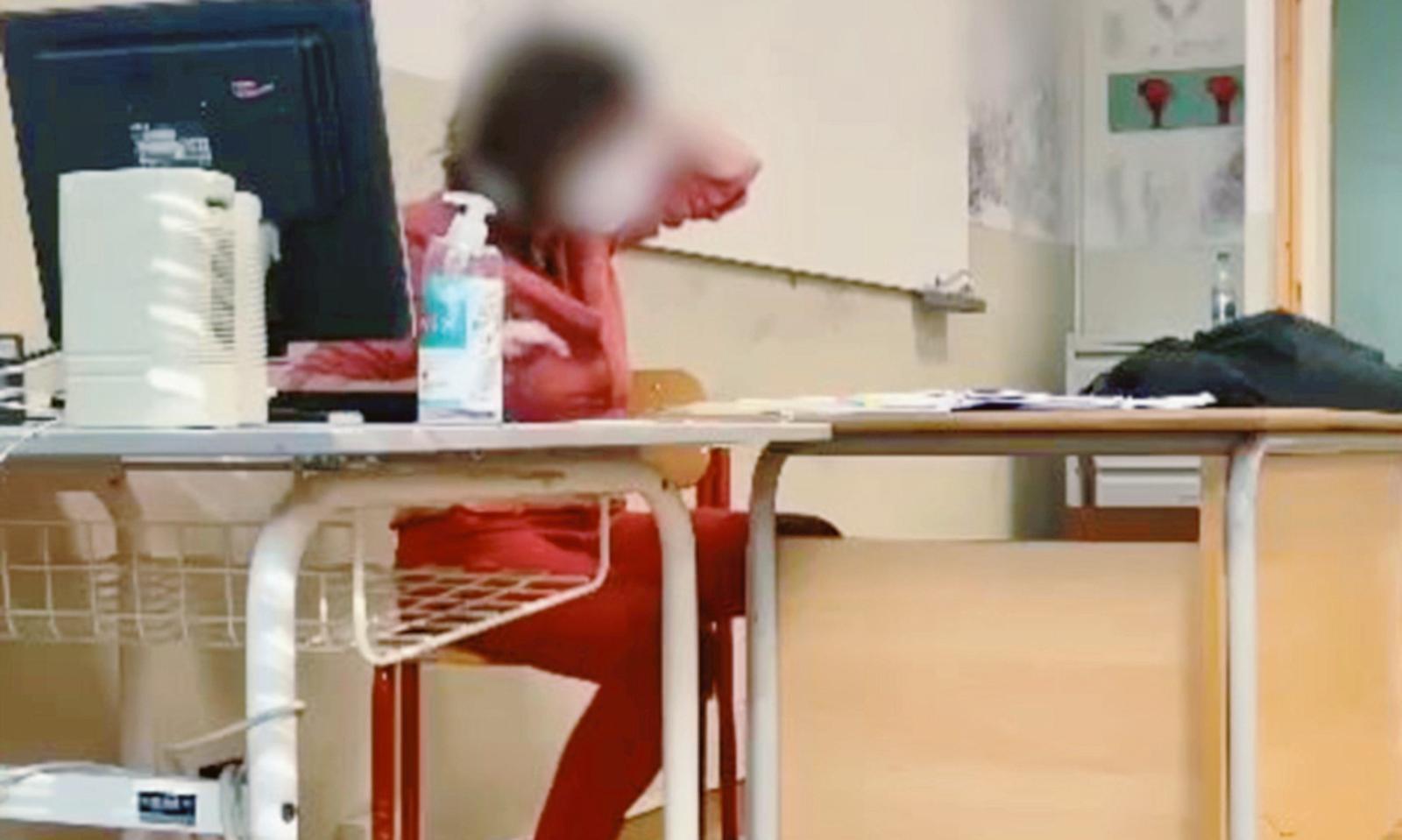 La prof ora chiede i danni ai genitori dei ragazzi che le hanno sparato