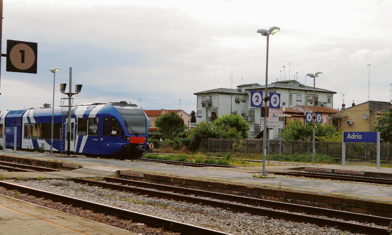 "Treni cancellati, bus in ritardo e puzza: un calvario"