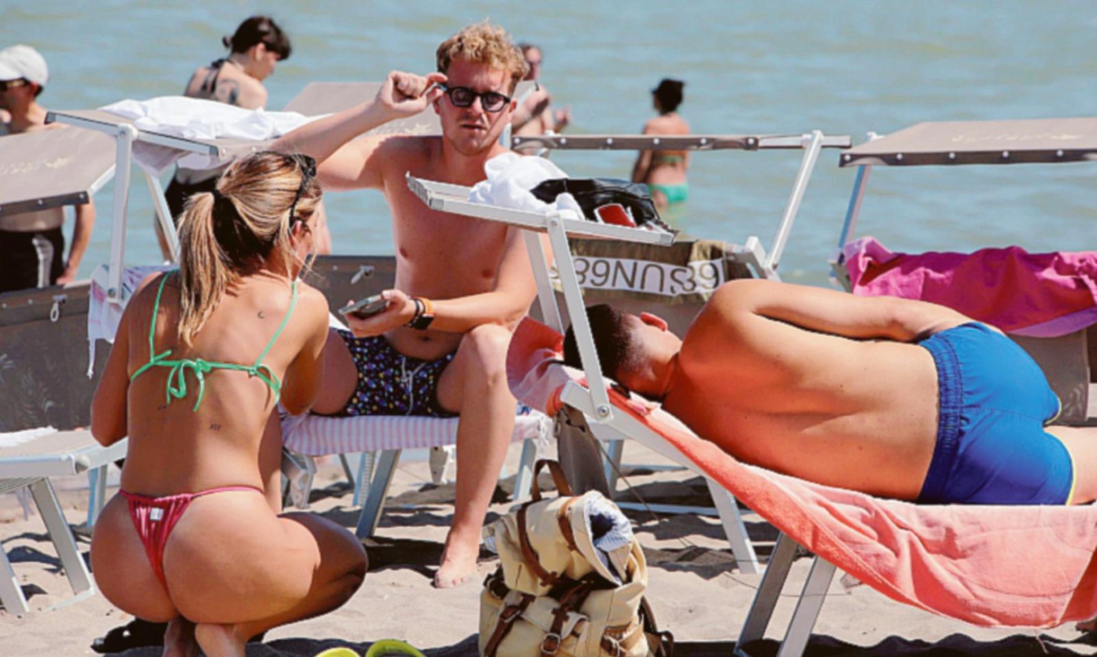 Un&rsquo;estate con gli ombrelloni pieni