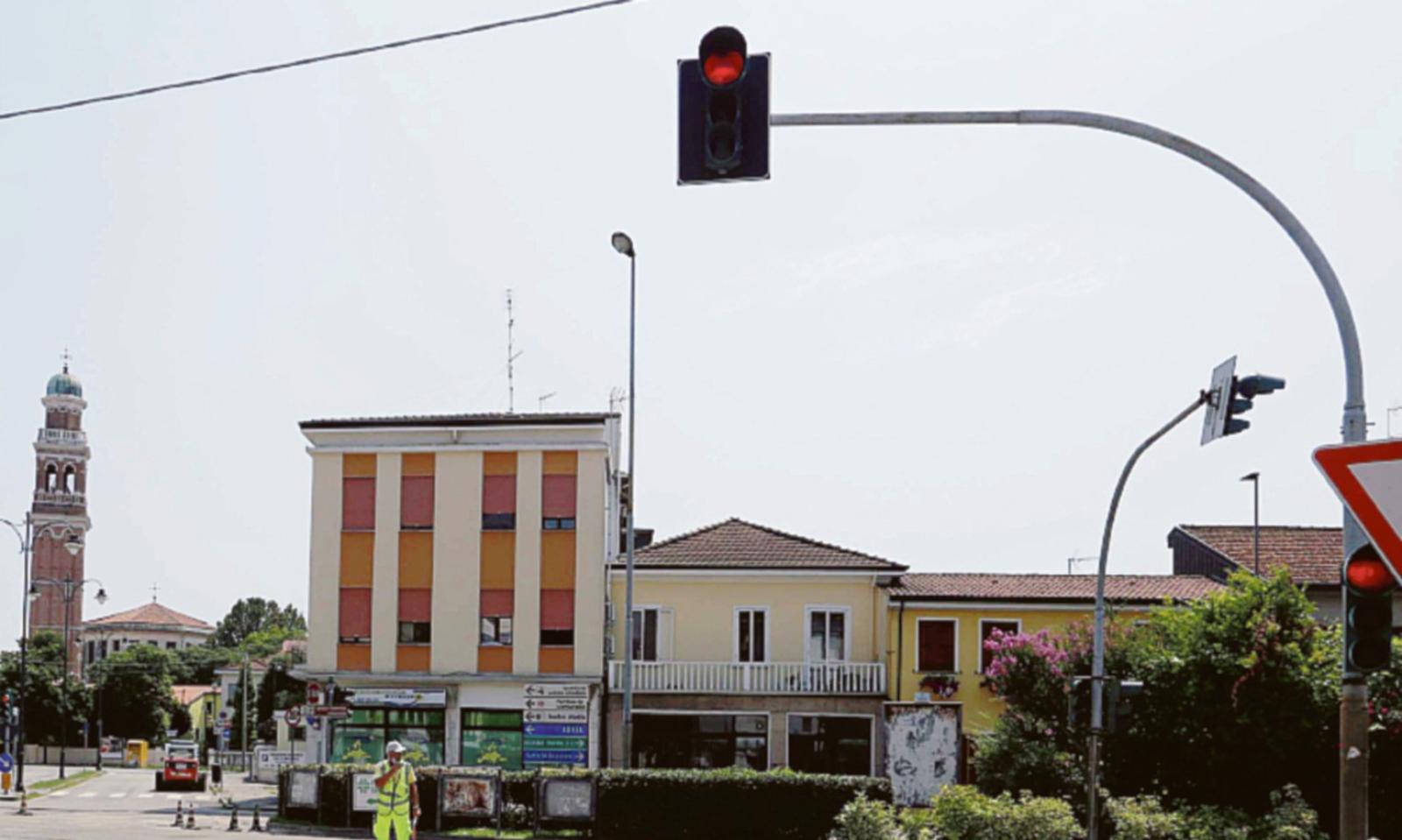 Ponta addio, ecco i soldi per eliminare il semaforo