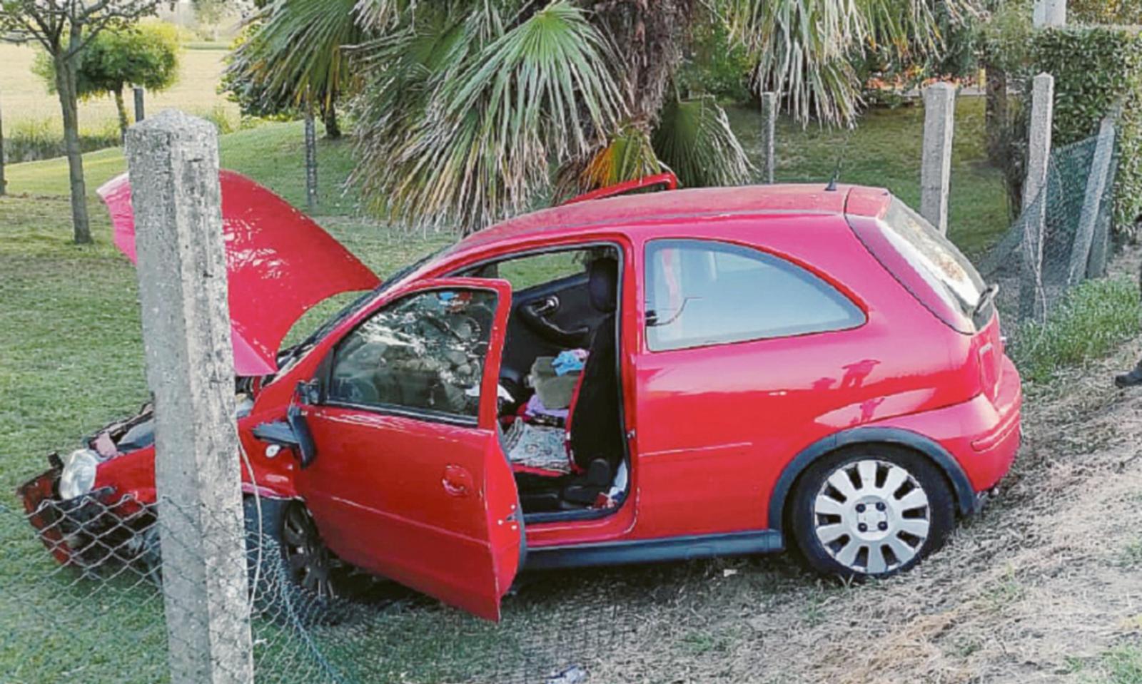 Frontale sulla provinciale, distrutte due auto