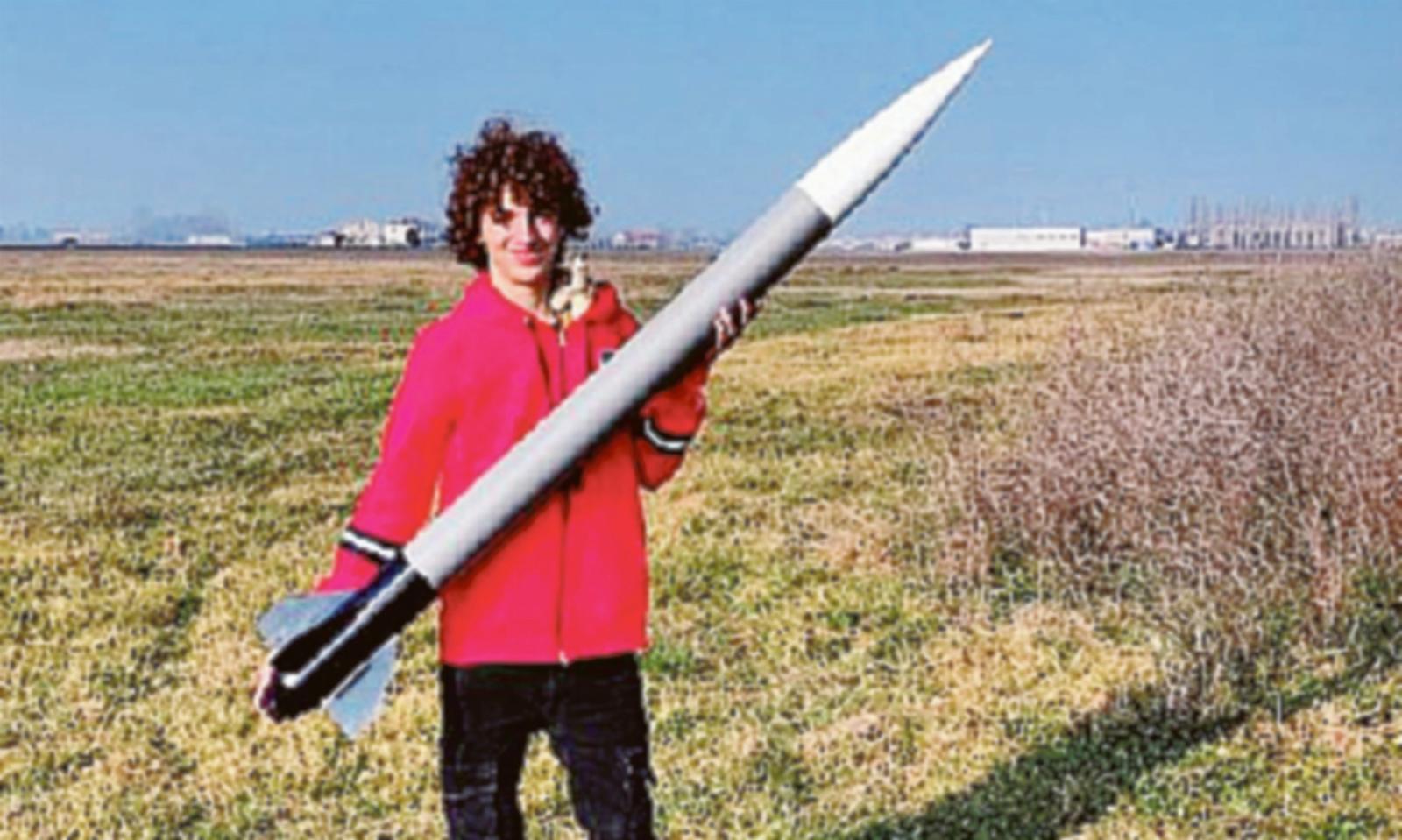 A 16 anni lancia un satellite