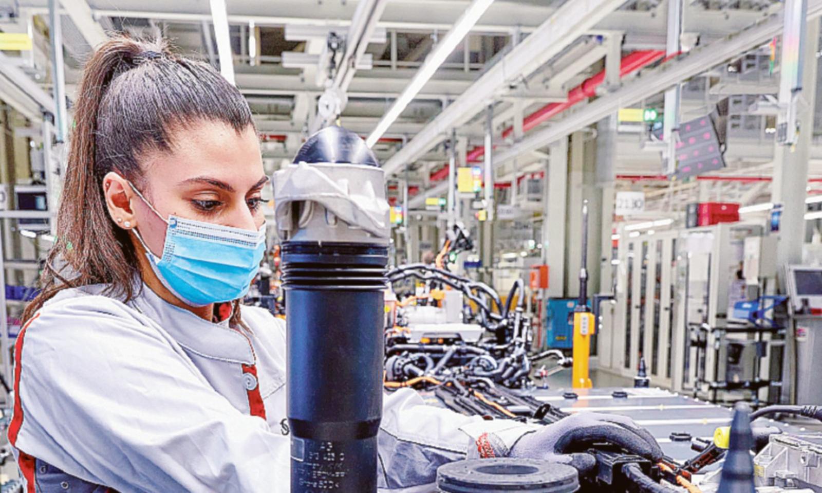 Gi&ugrave; la produzione industriale e scende anche il fatturato