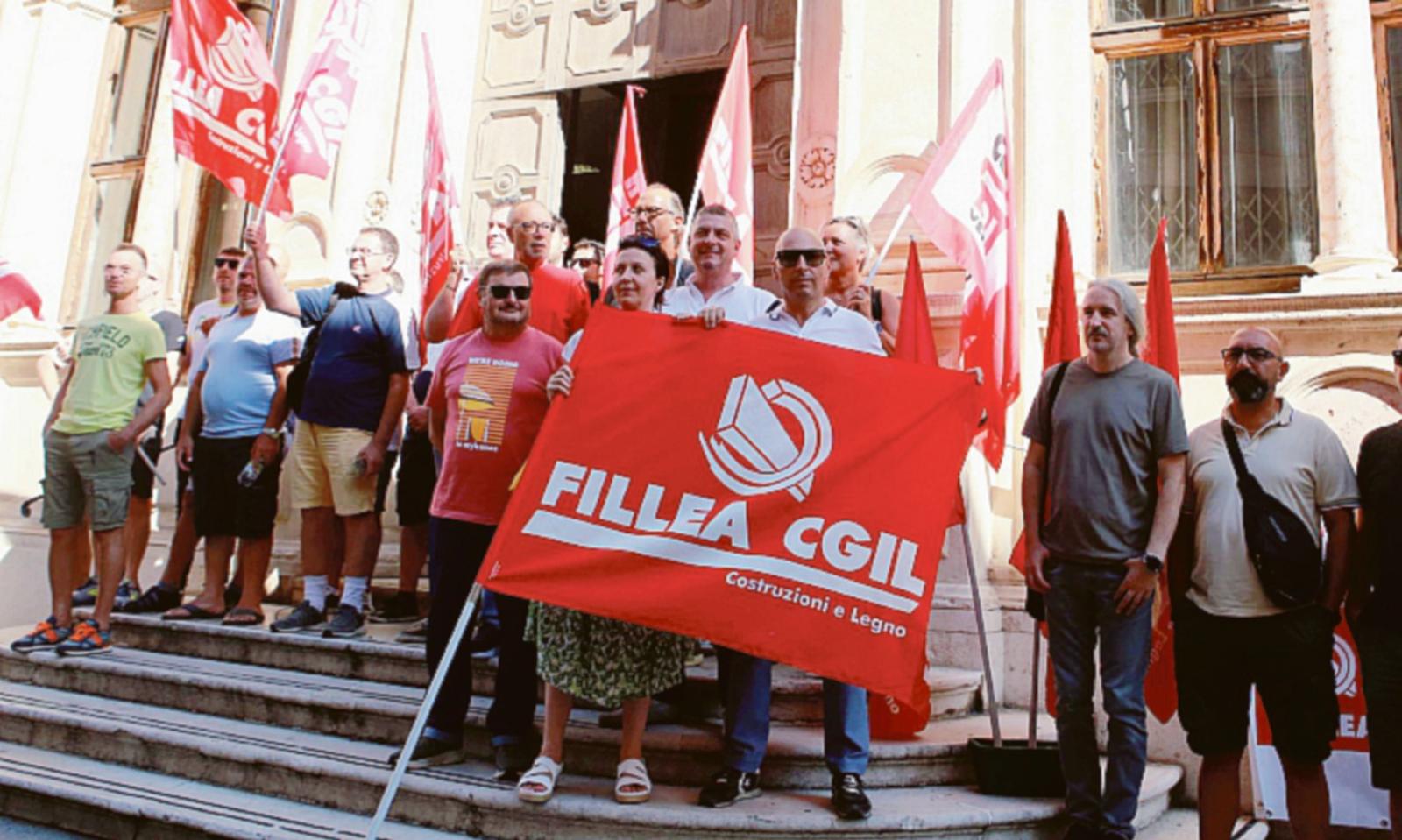 &ldquo;Non lasciateci soli&rdquo; protesta davanti al tribunale