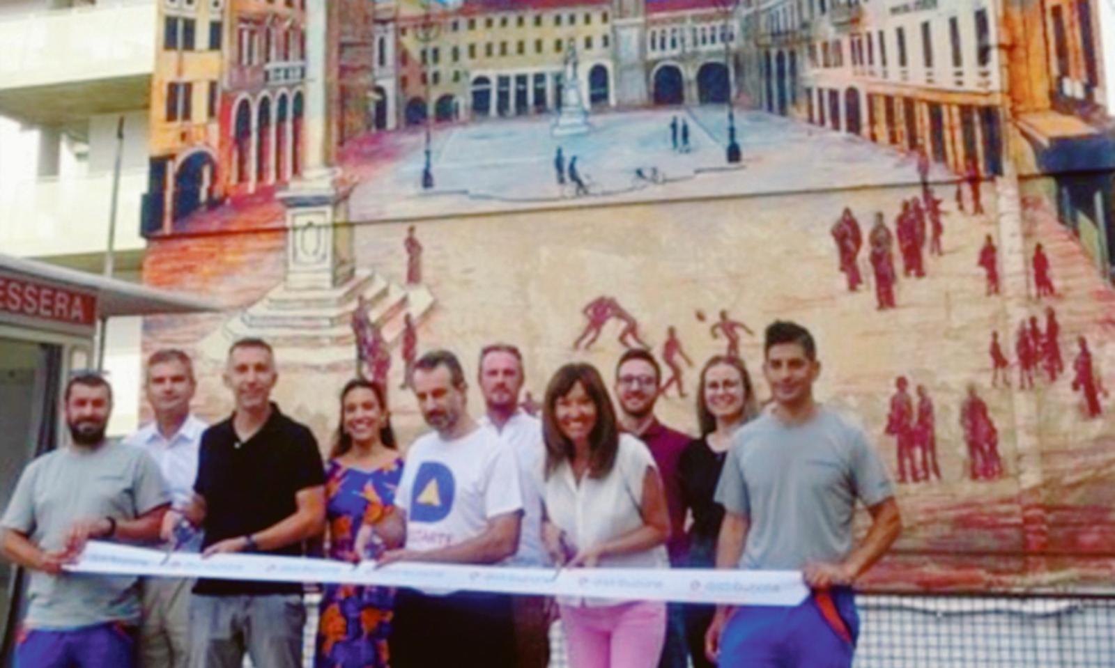 Il murale che celebra rugby e territorio