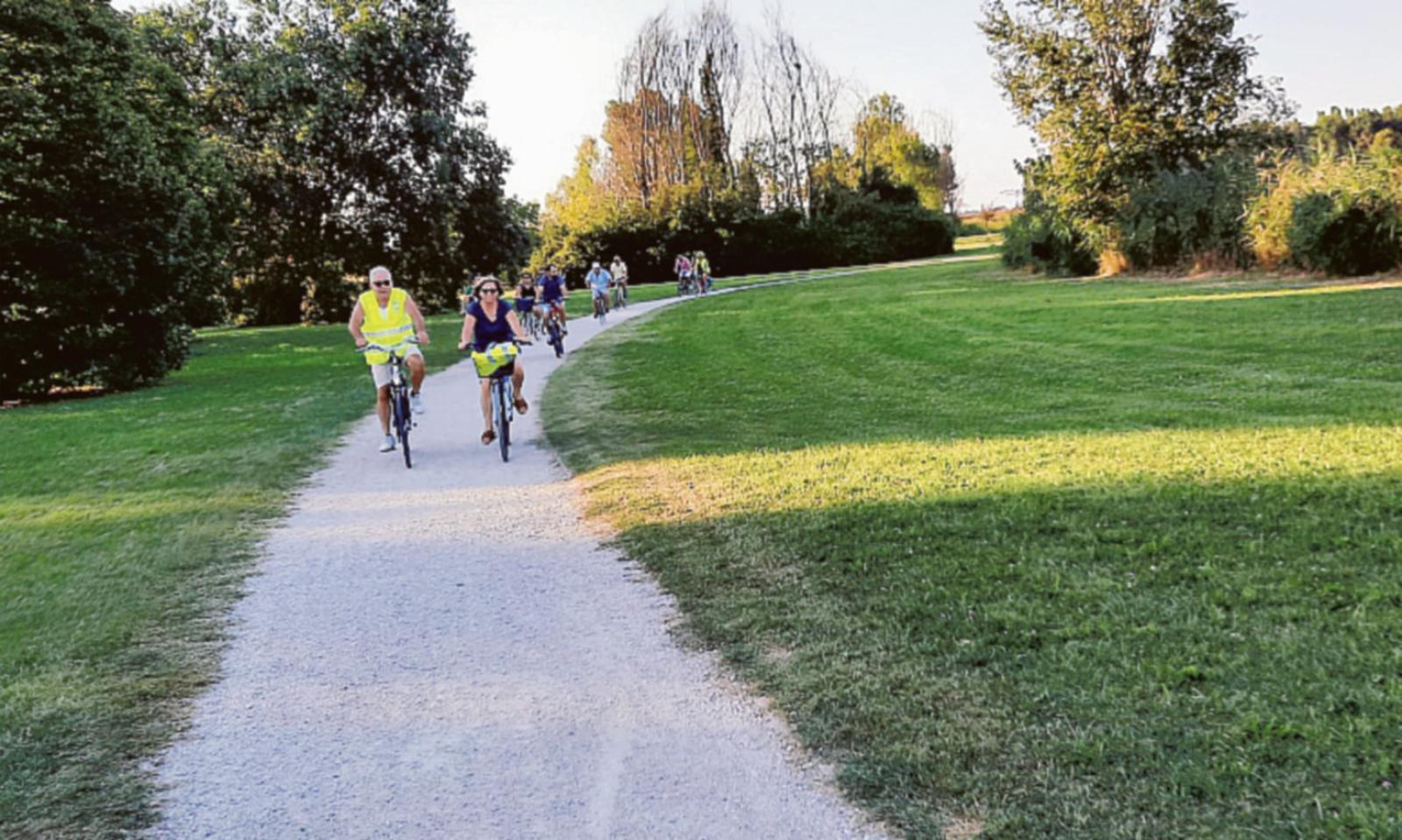 Tutti in bicicletta al tramonto