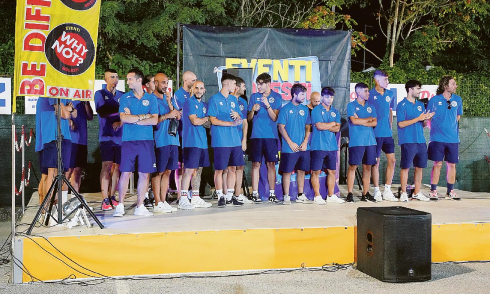 La squadra &ldquo;sfila&rdquo; in passerella