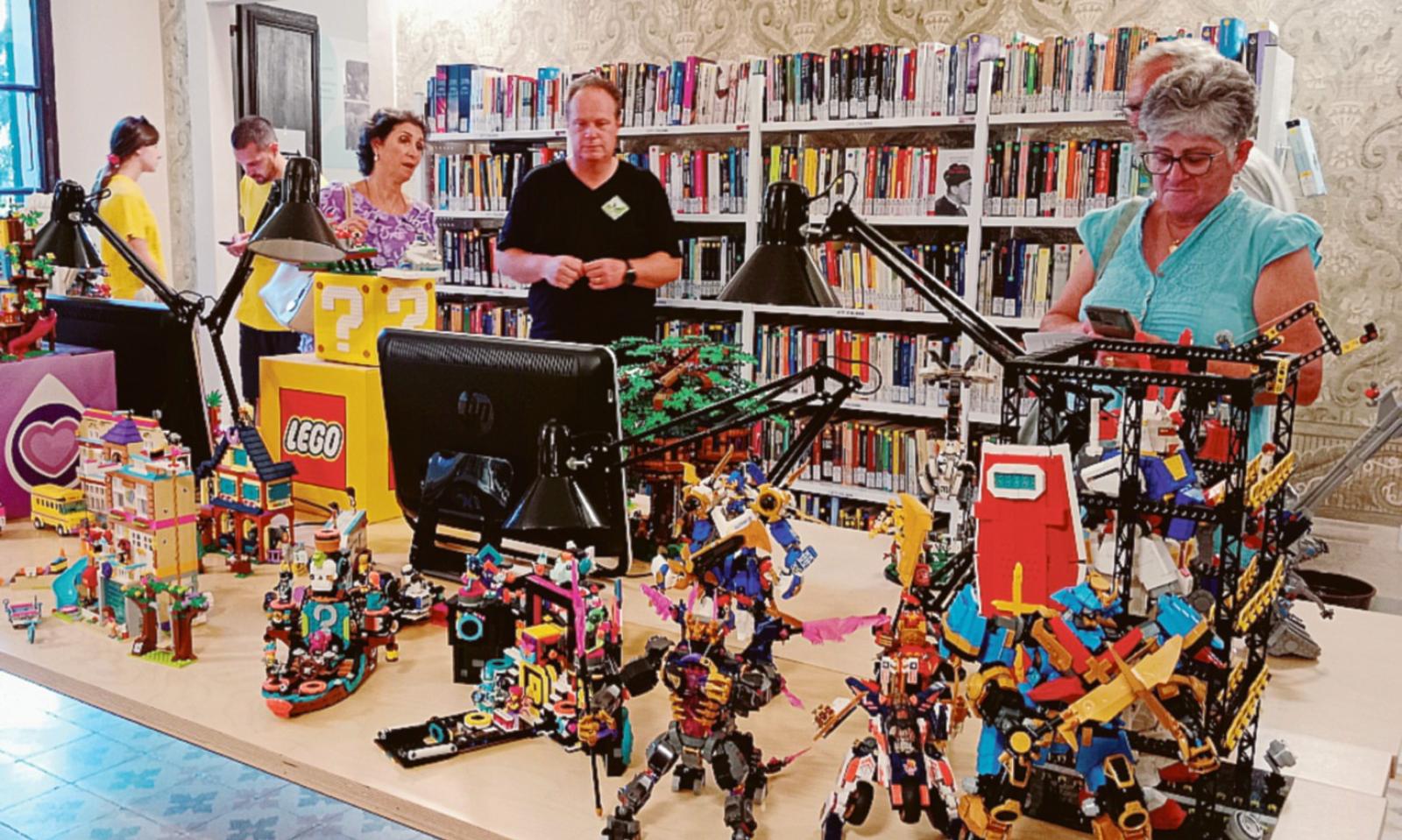 La biblioteca si illumina di notte