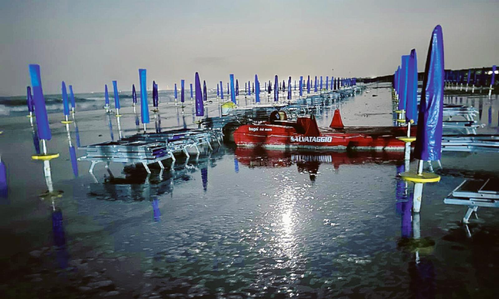 La mareggiata distrugge la spiaggia