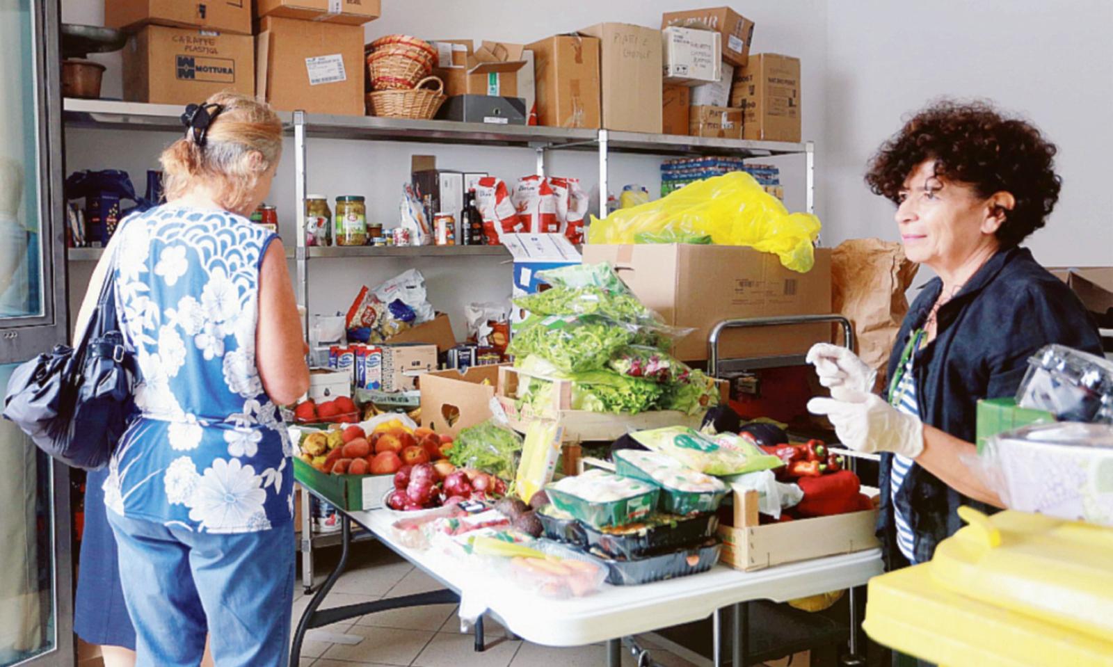 Alla mensa dei poveri: "Aiutiamo tutti"