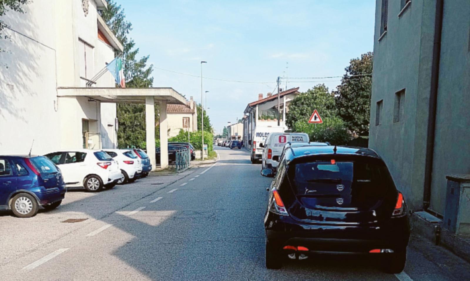 Lunghe code in via Einaudi