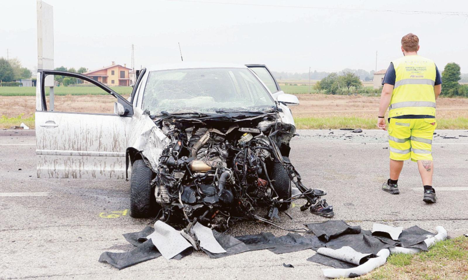 Tamponato da un tir e sbalzato frontalmente addosso a un altro: 33enne in fin di vita