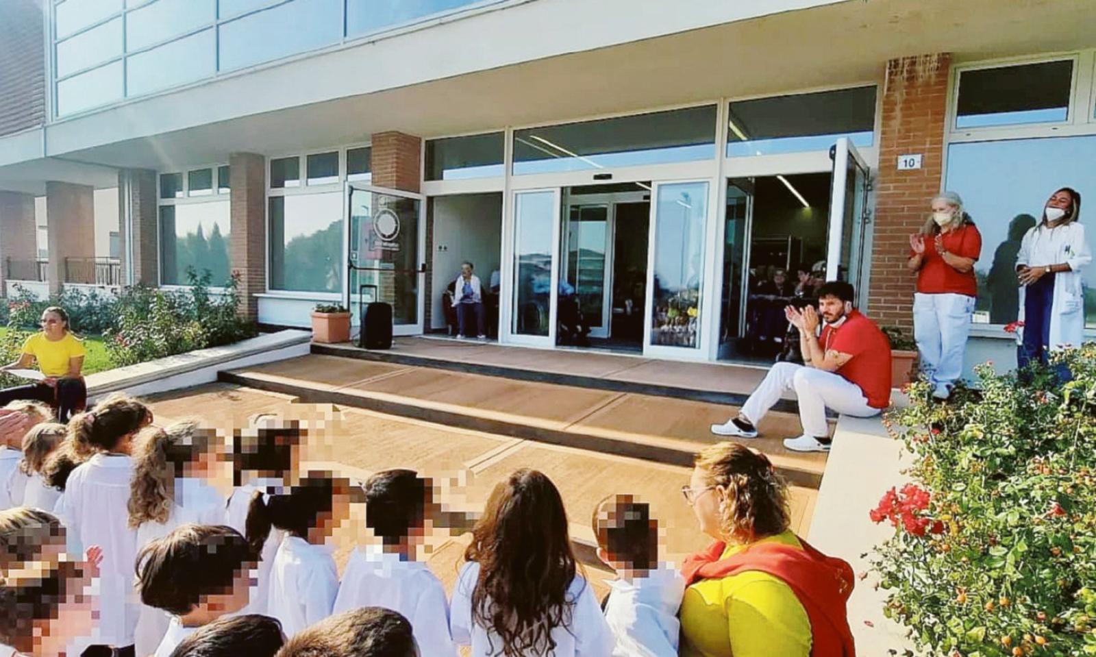 Incontro tra generazioni con sorrisi