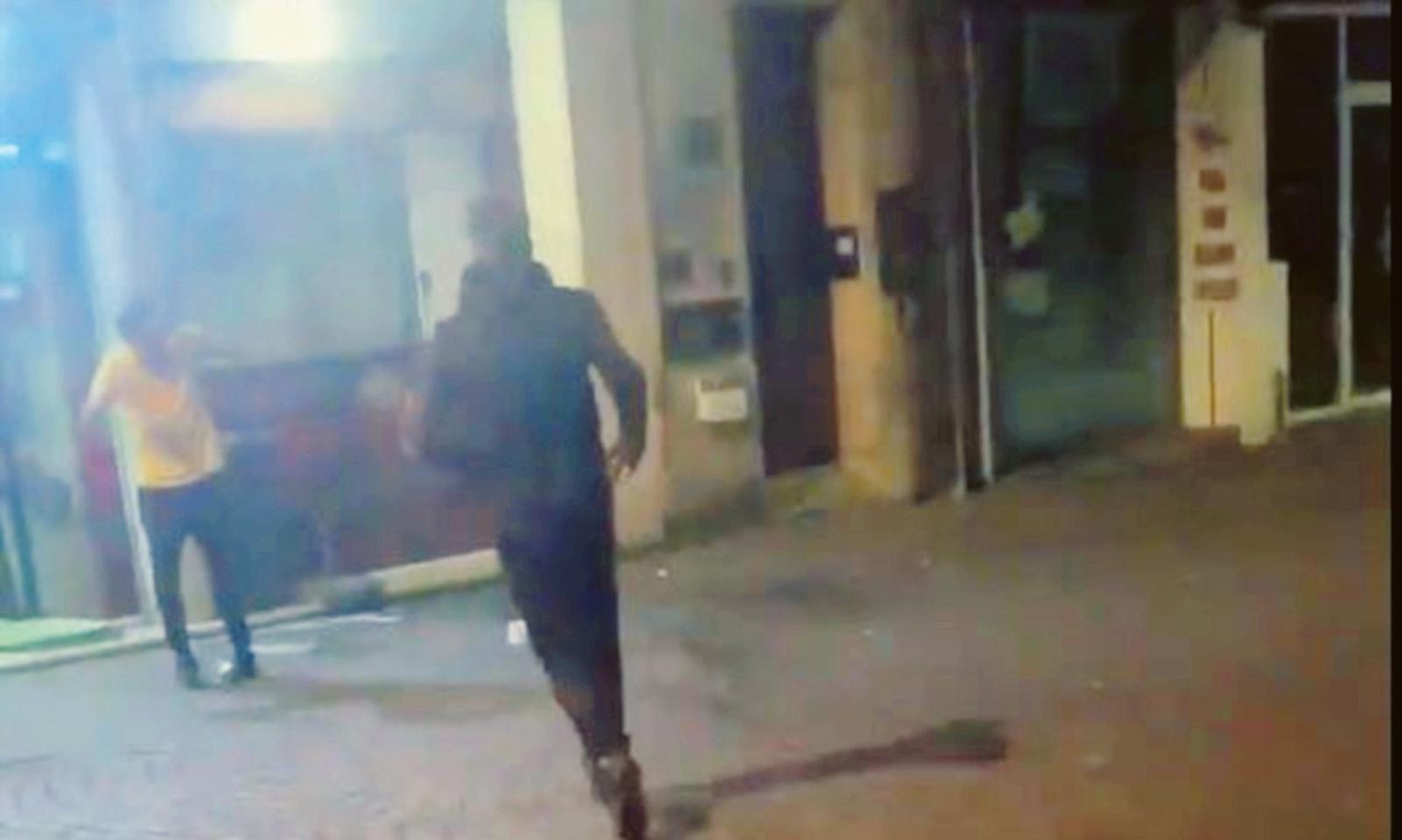 Kebabbaro preso a bottigliate