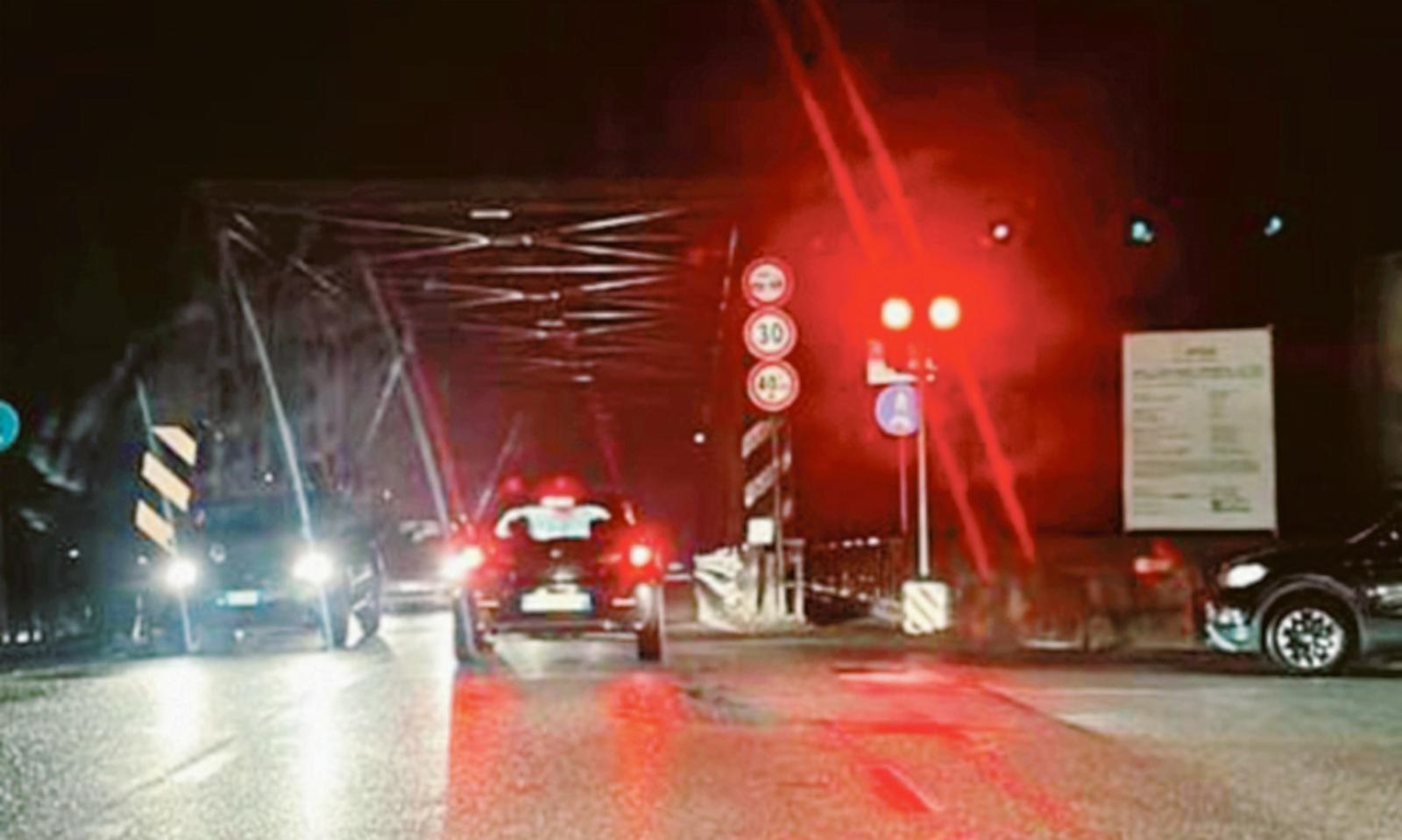 Partono i lavori al ponte, di notte senso unico alternato